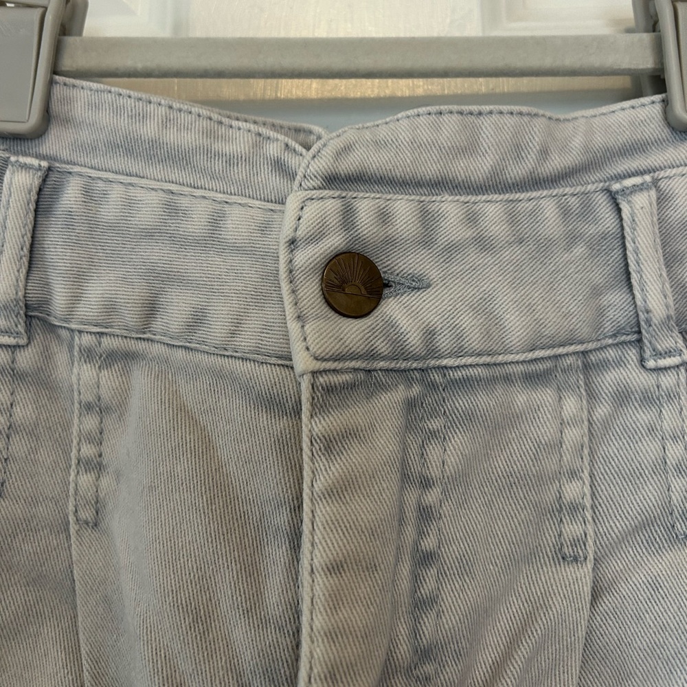 Faherty Women’s High-Rise Denim Pleated Shorts in Light Blue - Picture 3 of 9